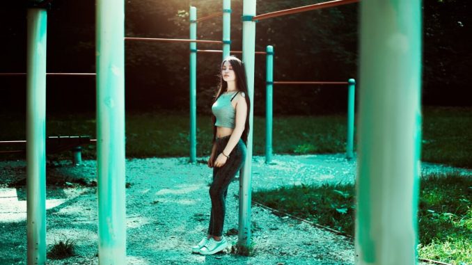 tall_jeans_skinny_jeans_long_hair_topic_hair_photoshoot_girl_athletic_girl-451384